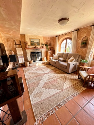 Basement family (staged) — Mediterranean