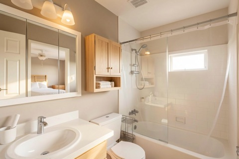 Main bathroom — Warm Minimalist