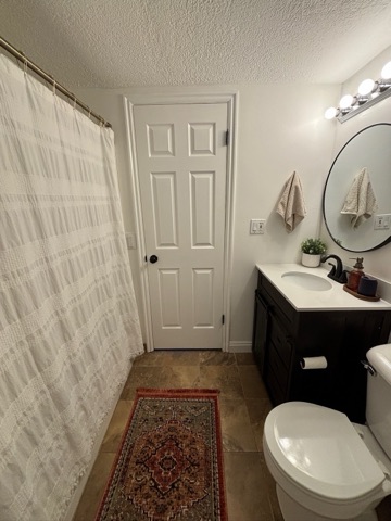 Bathroom (round mirror)