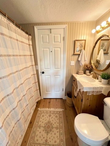 Bathroom (round mirror) — Cozy Cottage