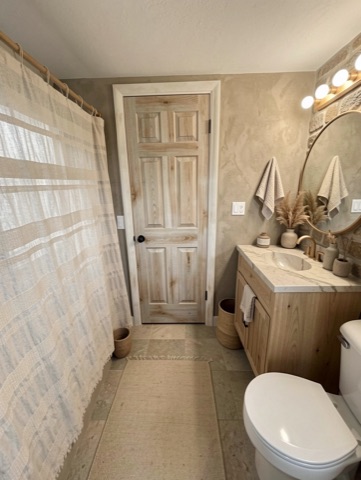 Bathroom (round mirror) — Japandi