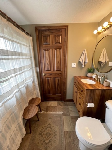 Bathroom (round mirror) — Mid-Century Modern