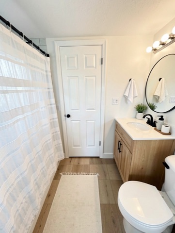 Bathroom (round mirror) — Modern Farmhouse