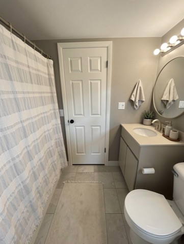 Bathroom (round mirror) — Modern Greige