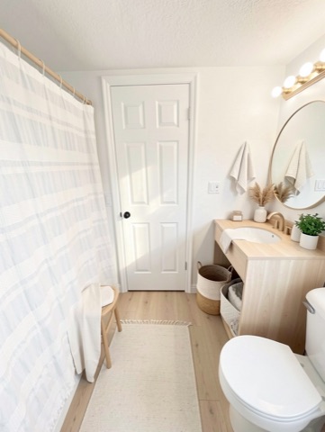 Bathroom (round mirror) — Scandinavian