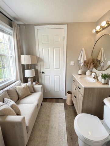 Bathroom (round mirror) — Transitional