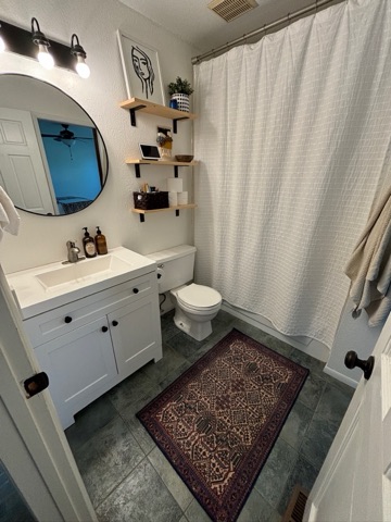 Bathroom (shelves)