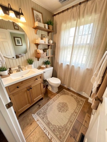 Bathroom (shelves) — Cozy Cottage