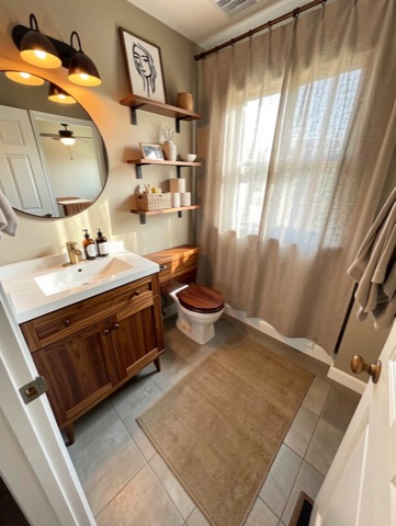 Bathroom (shelves) — Mid-Century Modern