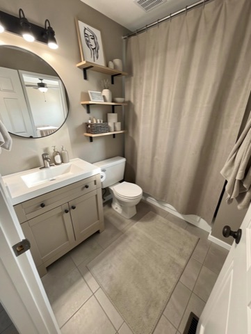 Bathroom (shelves) — Modern Greige
