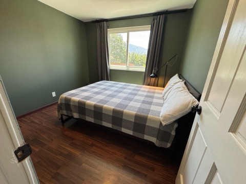 Green bedroom (view)