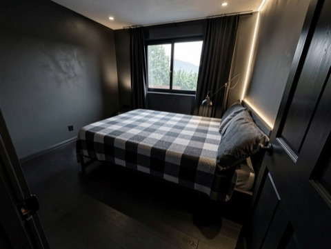 Green bedroom (view) — Sleek Dark Modern