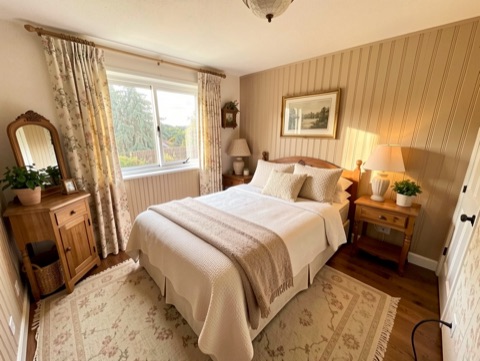 Green bedroom — Cozy Cottage