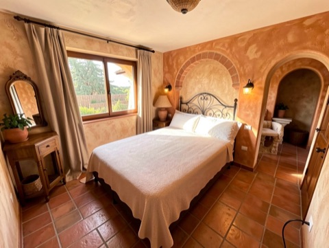 Green bedroom — Mediterranean