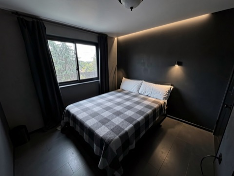 Green bedroom — Sleek Dark Modern