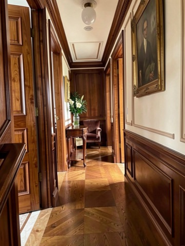 Hallway — Traditional Elegant