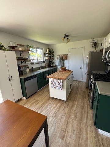 Kitchen (staged)