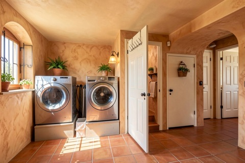 Laundry room — Mediterranean