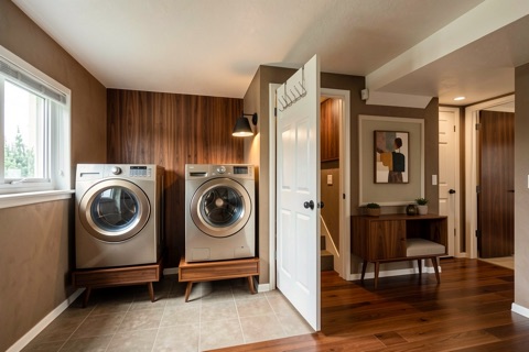 Laundry room — Mid-Century Modern